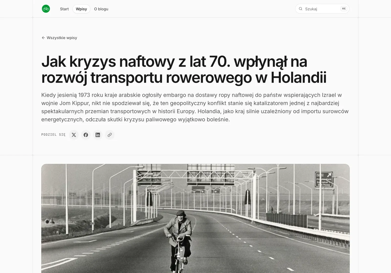 Wpis na blogu Rowerowe Sygnały po migracji: duży tytuł, wstęp, przyciski udostępniania i czarno-białe zdjęcie rowerzysty na pustej autostradzie.