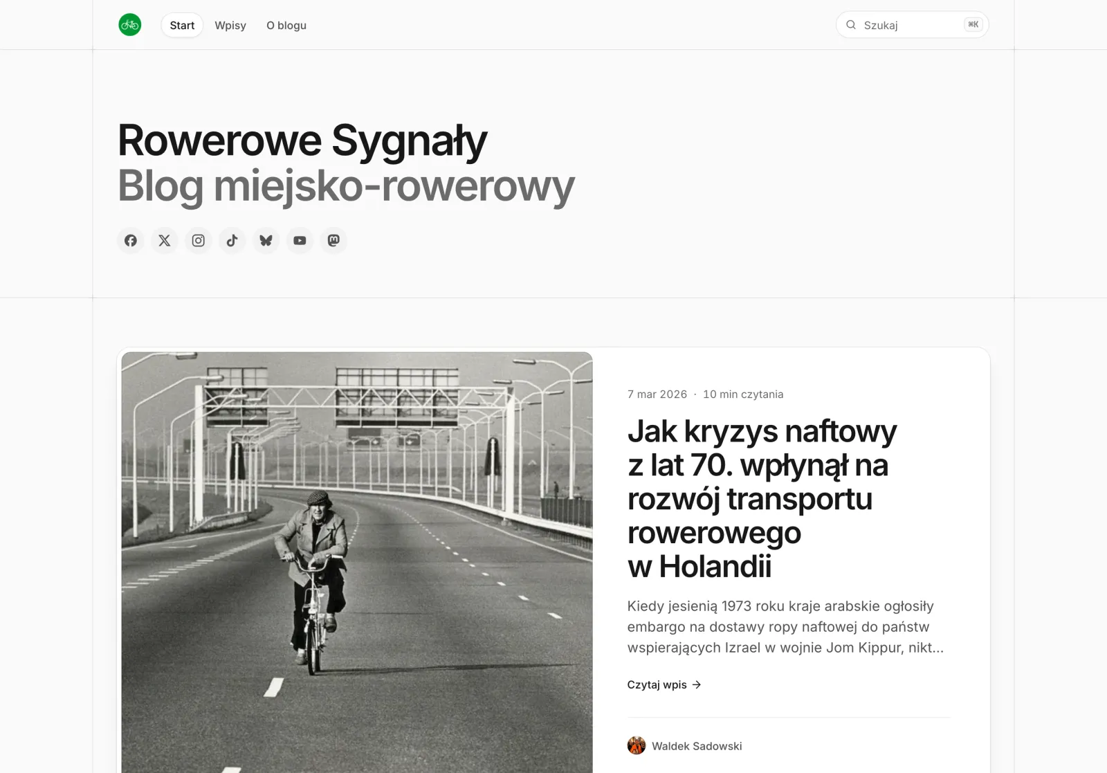 Nowa strona główna bloga na EmDash: proste menu Start, Wpisy, O blogu i wyszukiwarka, duża nazwa bloga z podtytułem, ikony profili społecznościowych i karta najnowszego wpisu ze zdjęciem.