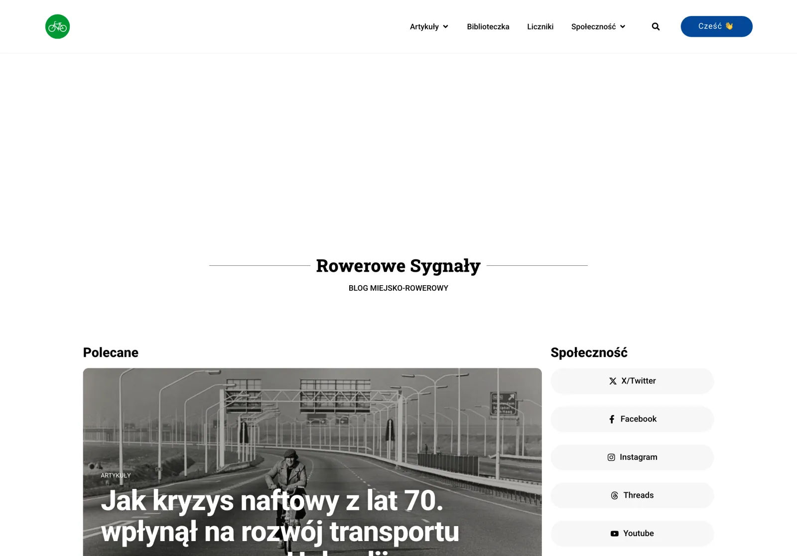 Stara strona główna bloga na WordPressie: menu z rozwijanymi listami i niebieskim przyciskiem, pod nim puste miejsce na reklamę, nazwa bloga z szeryfową czcionką, polecany wpis i lista profili społecznościowych.
